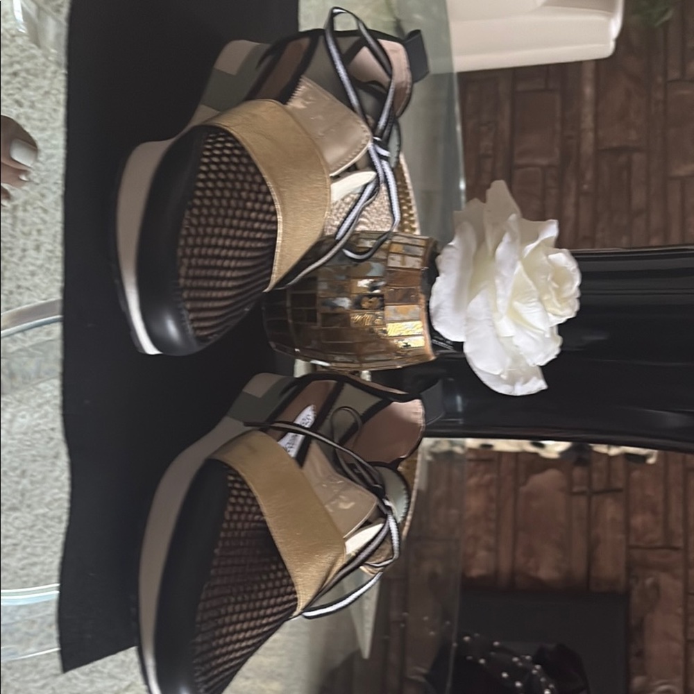 Steve Madden Black and Tan Sneakers for Everyday Comfort